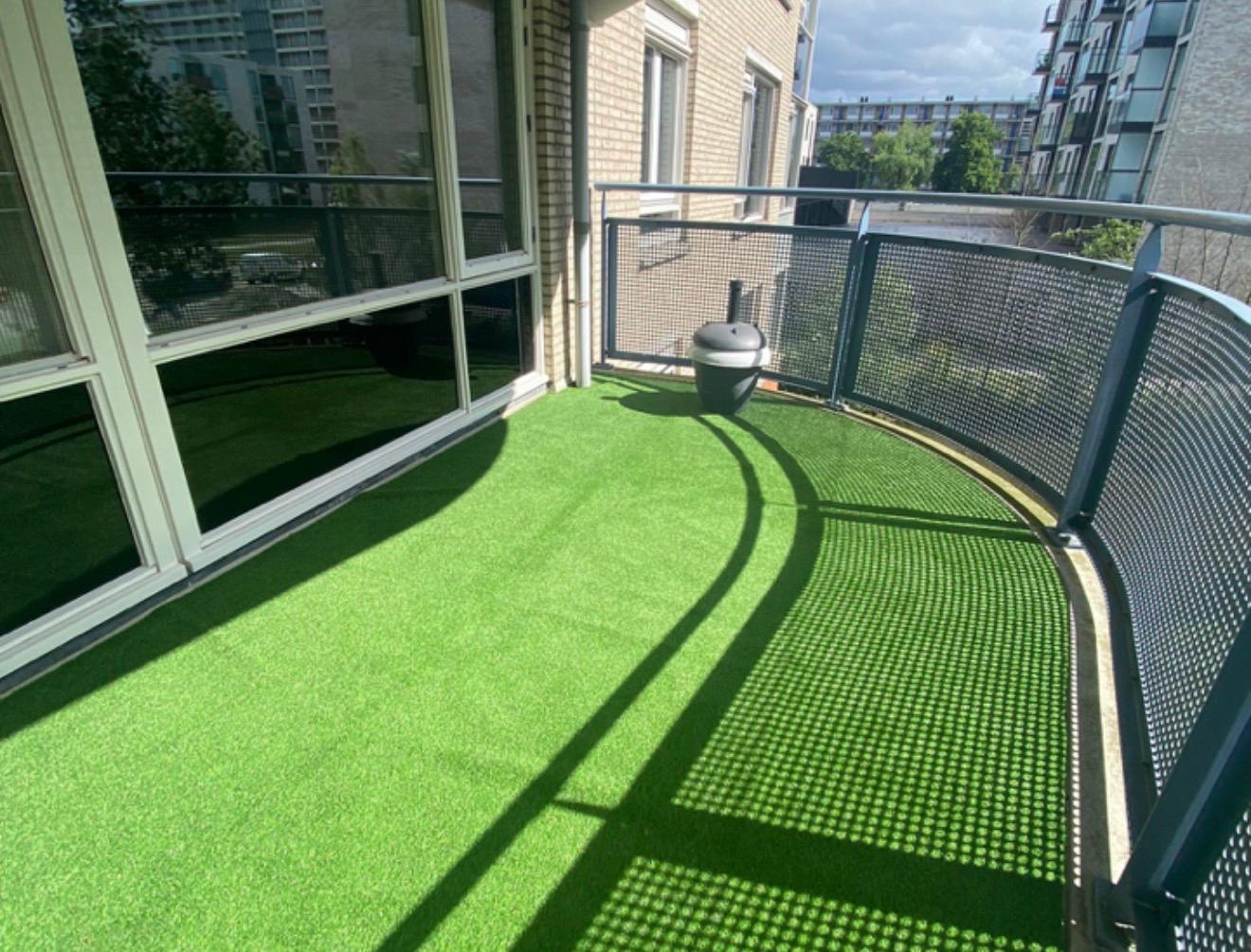 trávník na balkon
